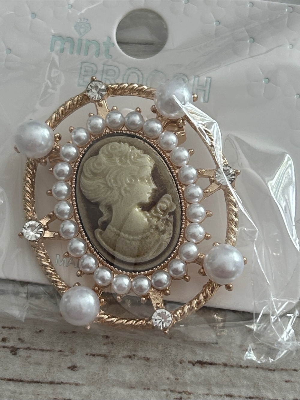 5/$25 Mint Gold-Tone Cameo Brooch with Pearl & Rhinestone Accents